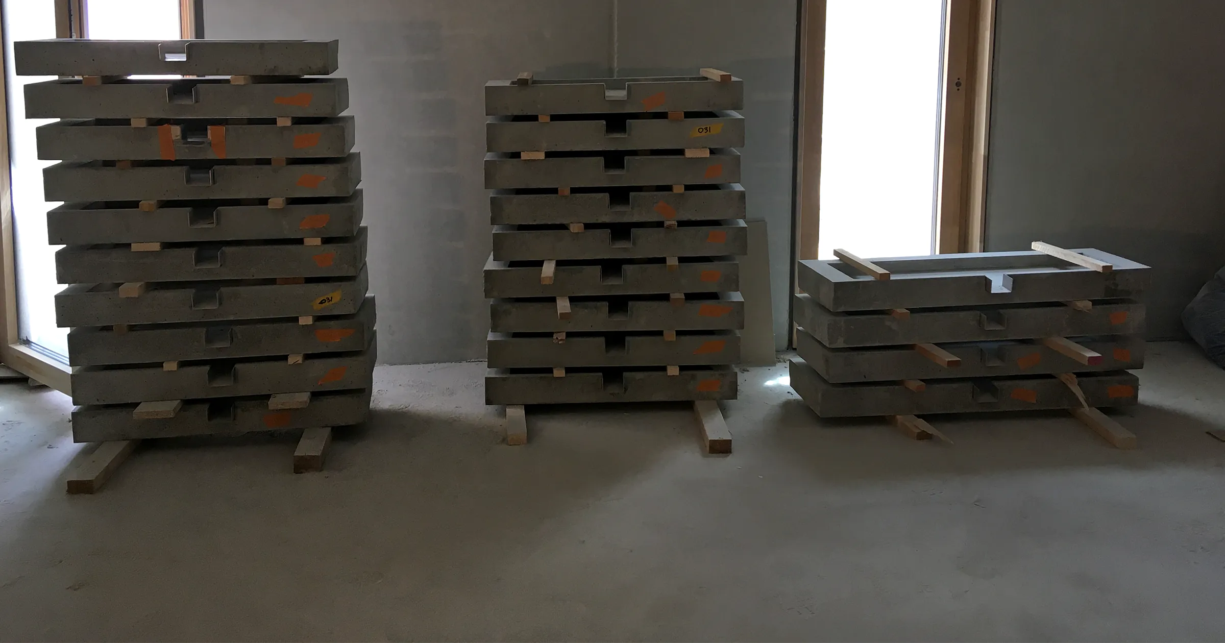 Anmodellierte Sichtbeton-Fensterbänke nach präziser Betonkosmetik