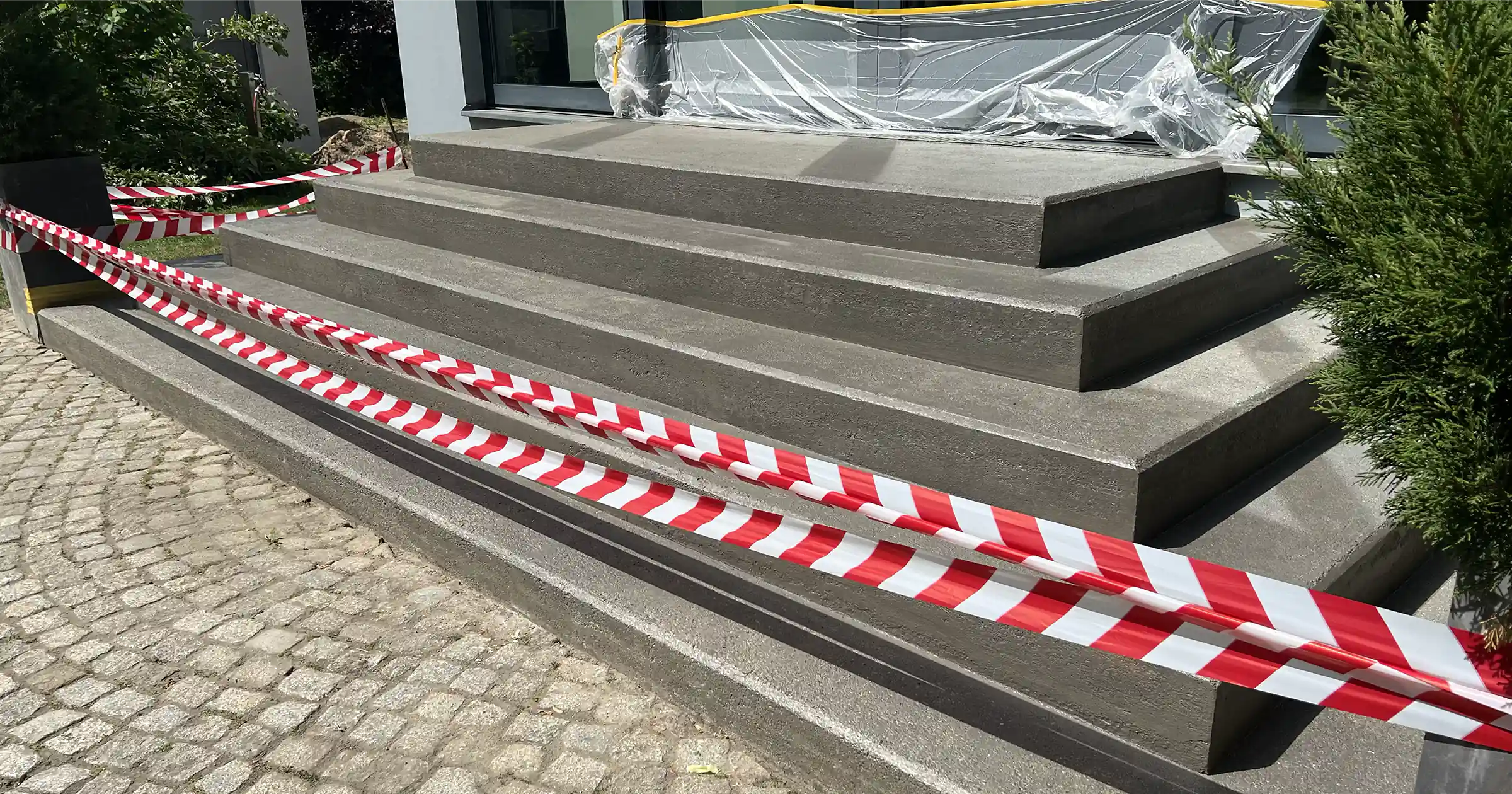 Sanierte Betonaußentreppe nach Reinigung, Reparatur, Lasur und Versiegelung