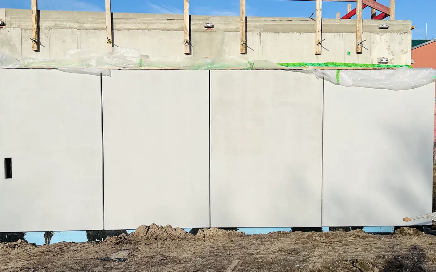 Sichtbetonfläche mit stark sichtbaren Verunreinigungen und Farbunterschieden vor der Betonkosmetik
