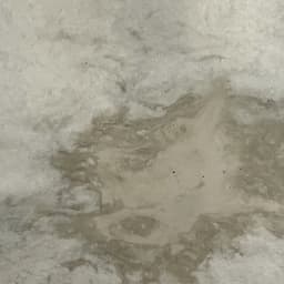 Farbunterschiede an einer Sichtbetonwand