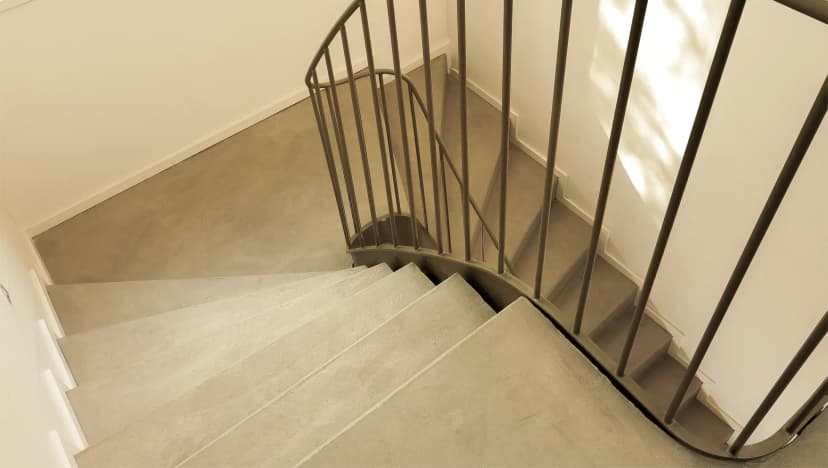 Sichtbeton-Treppenhaus: Reinigung, Kanten und Lasur