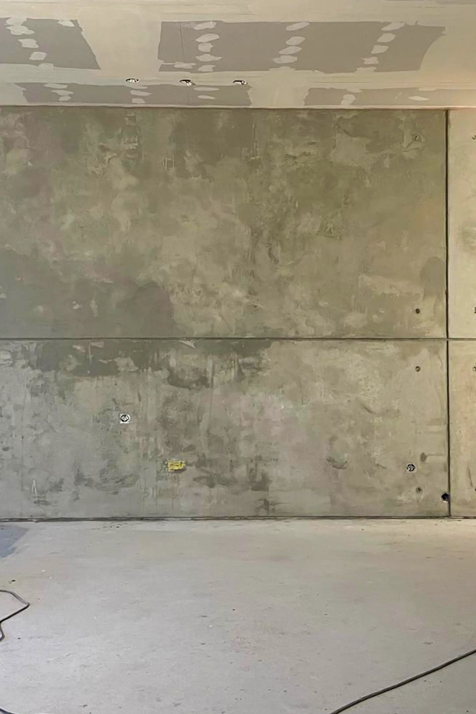 Verspachtelte Rigipsplatte als glatte Basis für die anschließende Betonimitation.