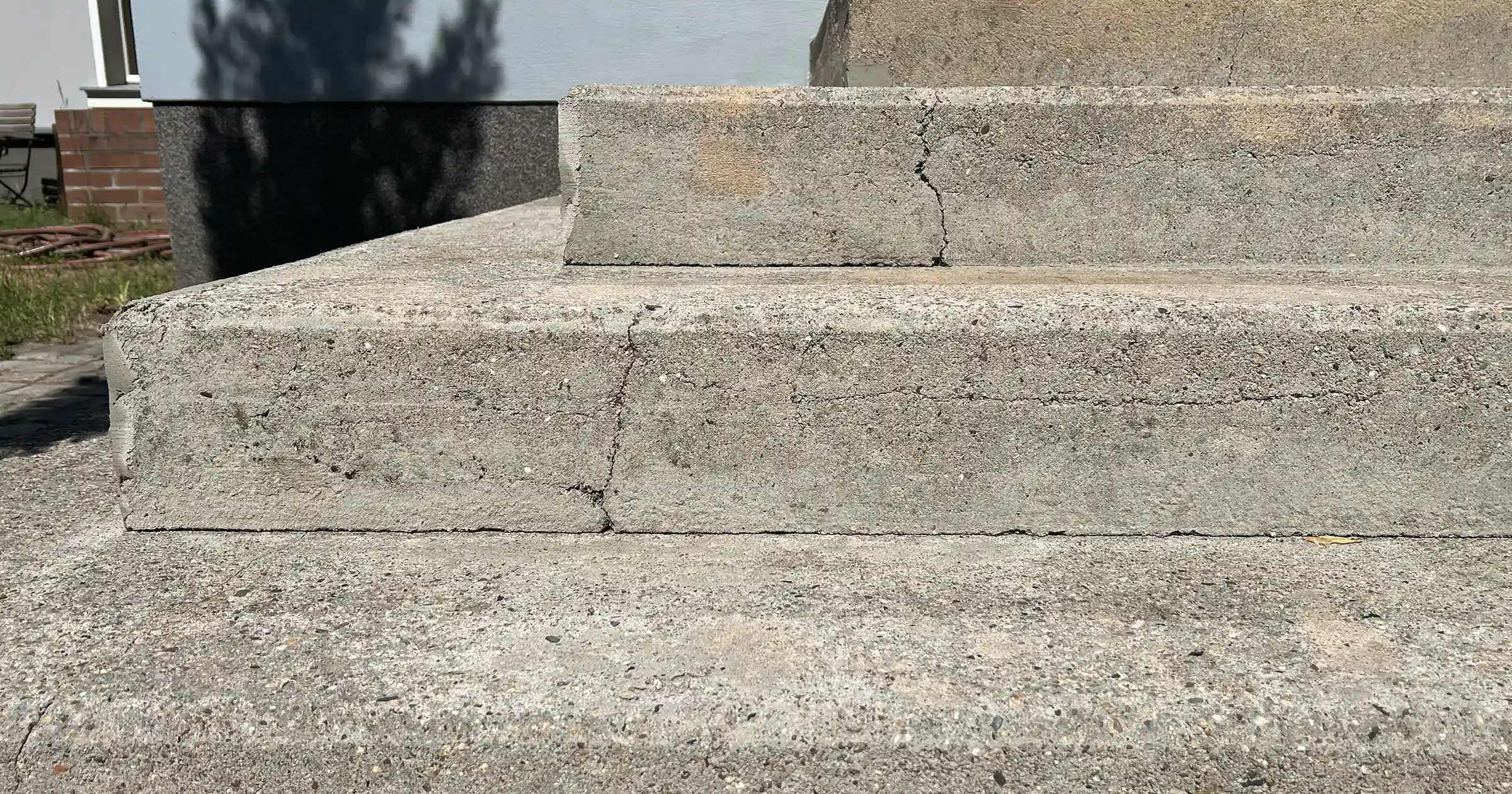 Risse an der Betontreppe