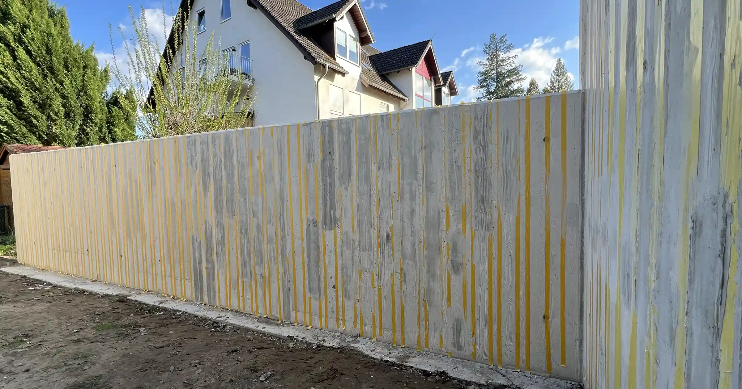 Holzmaserung am Sichtbeton in Arbeit