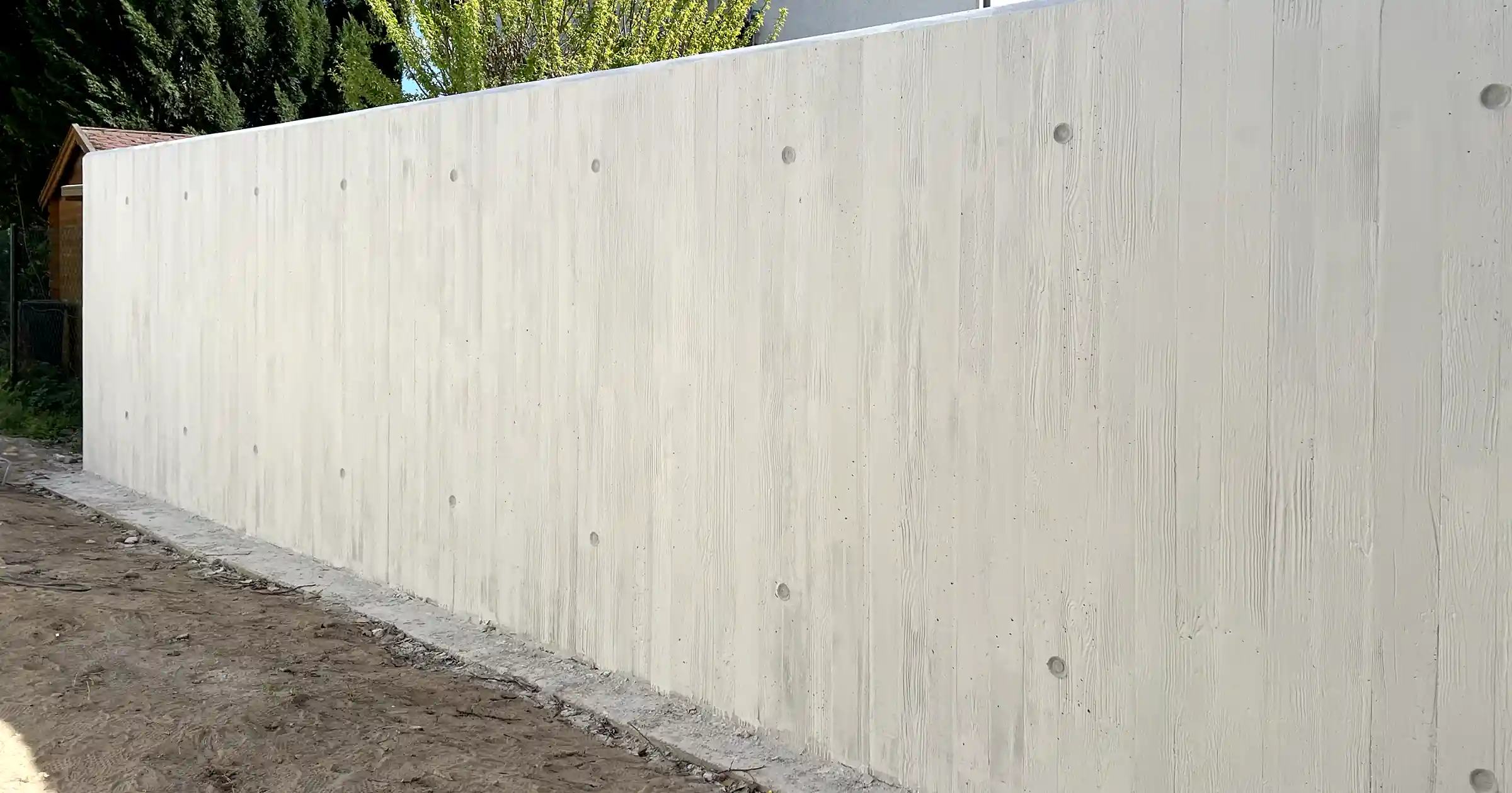 Wiederhergestellte Holzmaserung an der Sichtbetonwand